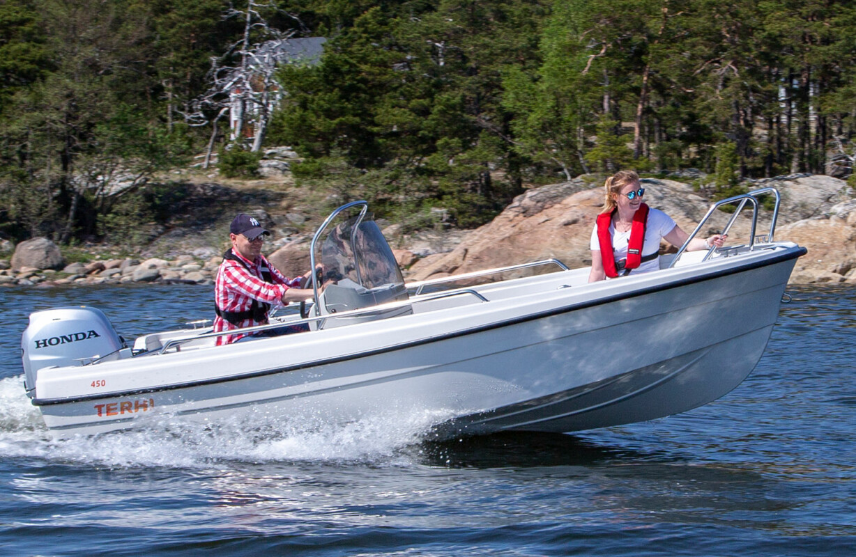 SITTEPLASS BAK: Den enkleste og rimeligste formen for konsollbåt. Her en Terhi 450 CC.