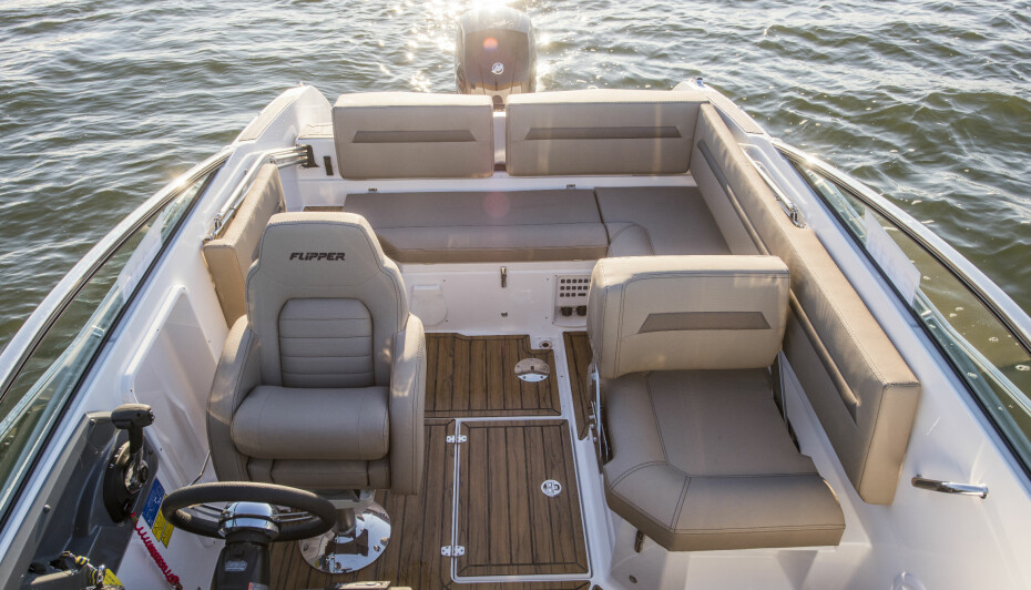 KOMFORT: Uteplassen i en klassisk daycruiser som denne Flipper 640 DC er et deilig sted å tilbringe en sommerdag.