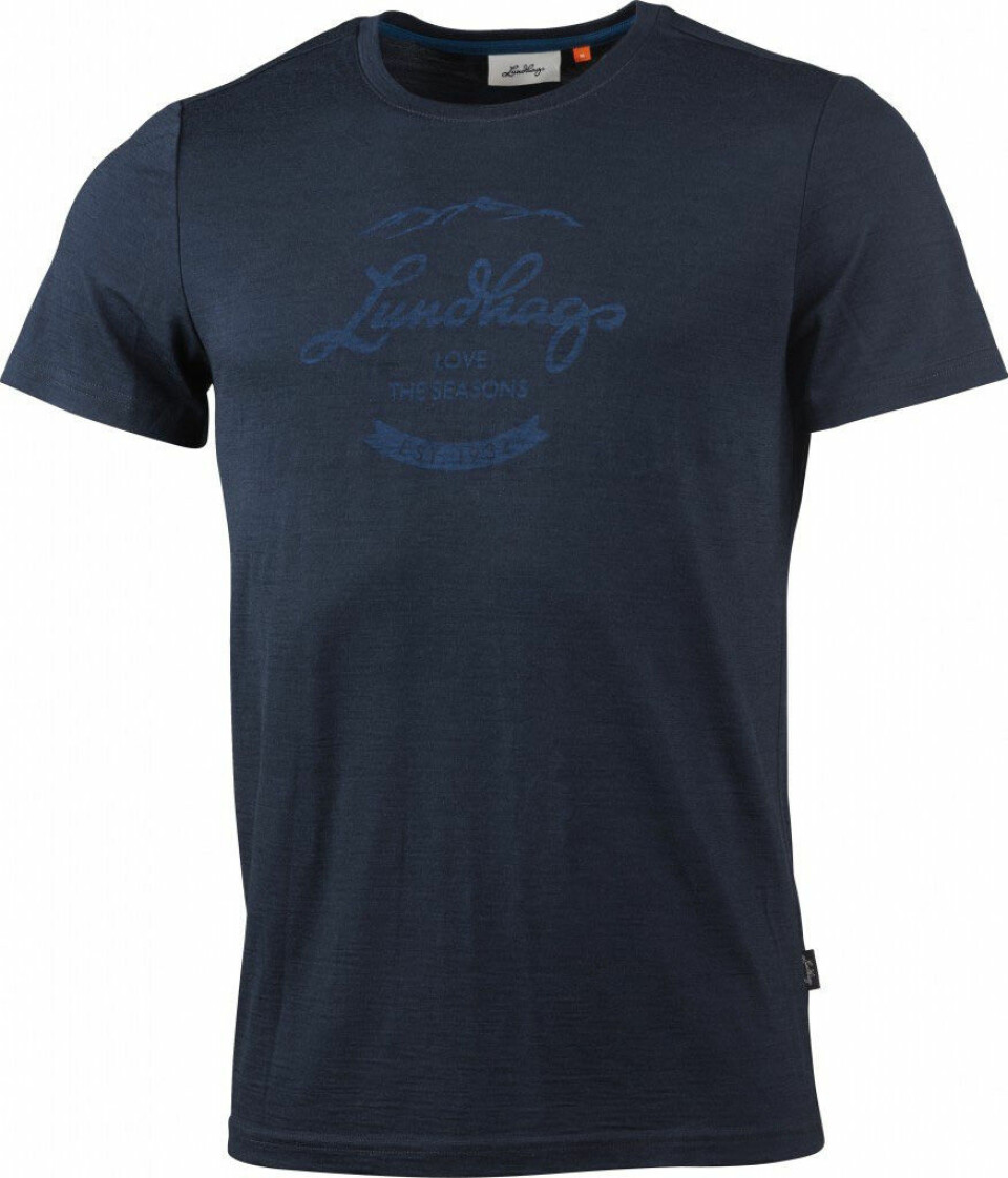 LUNDHAGS MERINO LT T-SKJORTEPRODUSENT: Brav Norway AS, www.lundhags.sePris: kr 750,-For den som foretrekker t-skjorte i ren ull, er denne et godt alternativ. Produsert i ren merinoull i tykkelse 160 g/m2. Enkel og behagelig. Et meget godt turplagg, og begynner du å bruke den til hverdags, kan det fort bli tungt å gå tilbake til bomullstrøya.