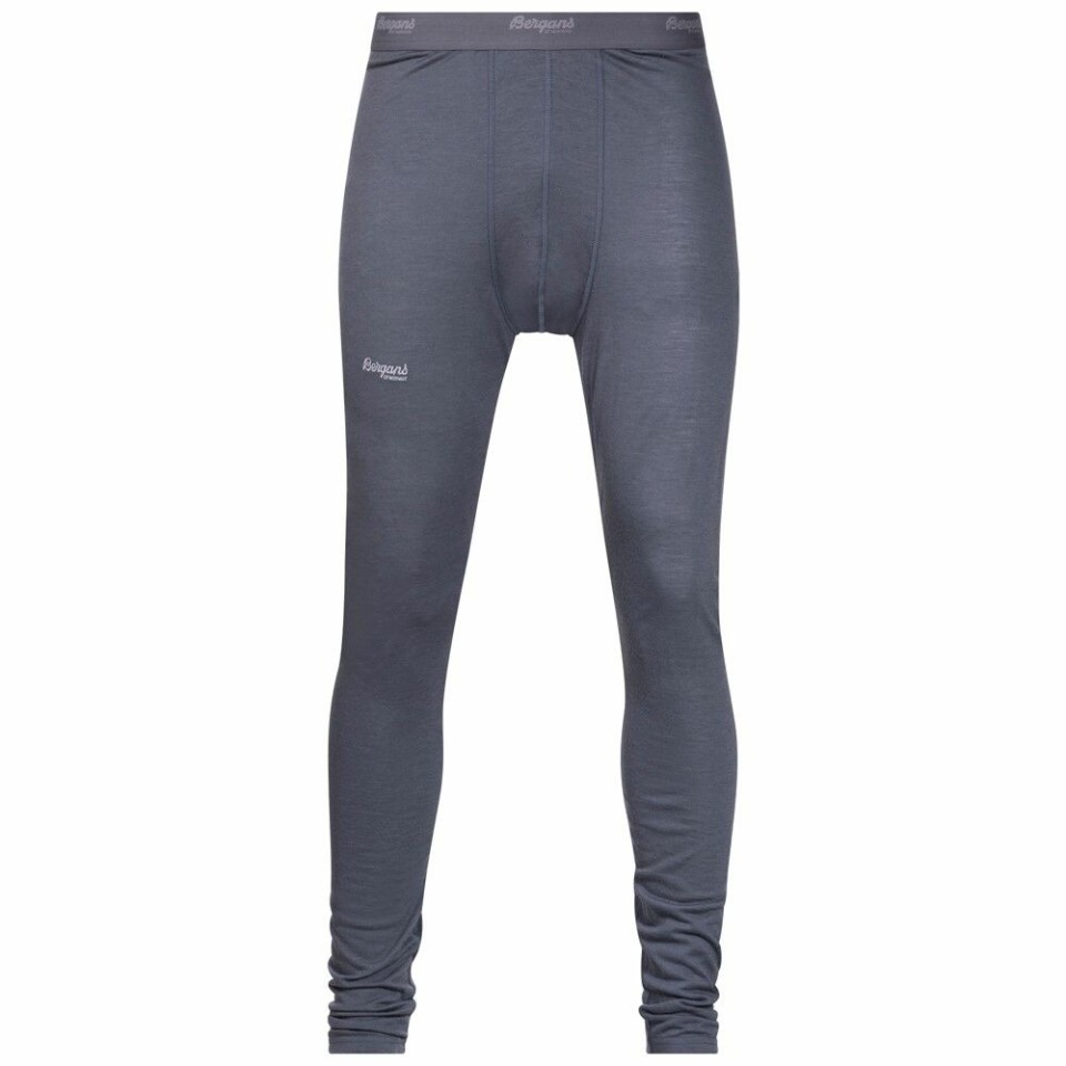 BERGANS SOLEIEPRODUSENT: Bergans of Norway AS, www.bergans.noPolotrøye med glidelås: kr 749,-Rundhalset trøye: kr 699,-Longs: kr 699,-T-skjorte: kr 649,-Tynne, lette ullplagg er anvendelige på mange vis. De er svært behagelige å bruke som ytterste lag på varme sommerdager, men kan også brukes under skallbekledning i kaldere forhold. På høst, vår og vinter kan de brukes som ett av flere undertøyslag. Soleie-serien til Bergans er lagd i ull med tykkelse på 150 g/m2. Det gir i våre øyne et bra kompromiss mellom lette og tilstrekkelig sterke plagg. Fra Soleie-serien har spesielt t-skjorta og den rundhalsede trøya blitt en favoritt. Finnes i både dame- og herremodell.Det finnes enda tynnere ullplagg, men de er svært utsatte for skader. Spesielt når slike plagg er våte, er det mulig å kjøre fingrene tvers gjennom stoffet om du er for hardhendt.