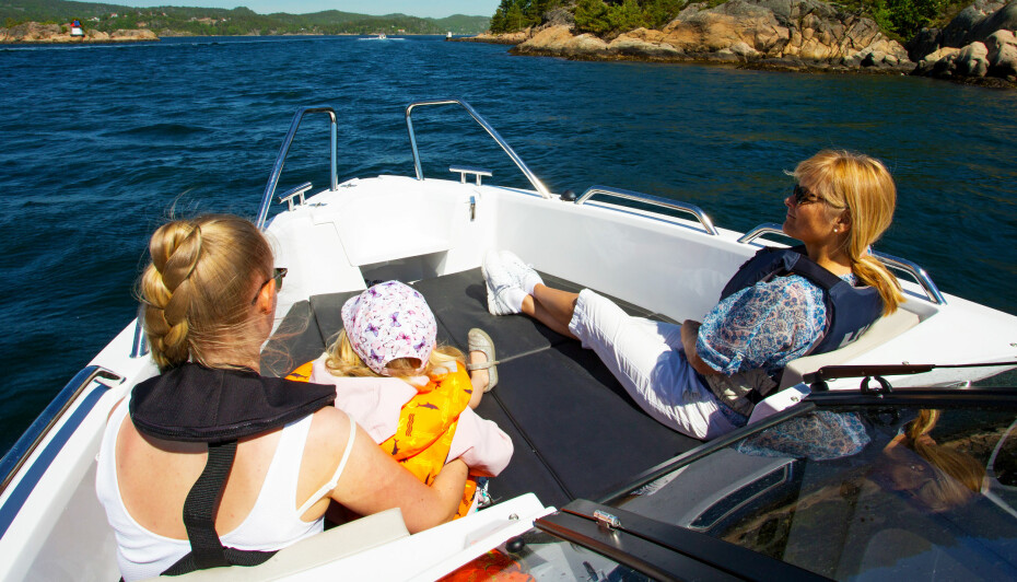 FAMILIEHYGGE: Store og små trives forut i en rommelig bowrider. Her i en Bella 700 BR