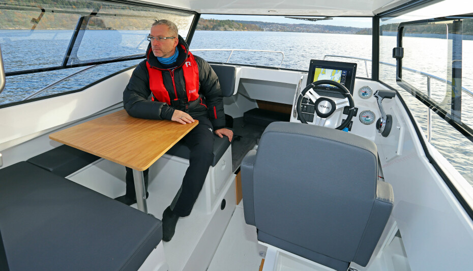 SITTEPLASSER: Til familiebruk er det viktig at styrehyttebåten har nok og gode sitteplasser for alle som skal være med.