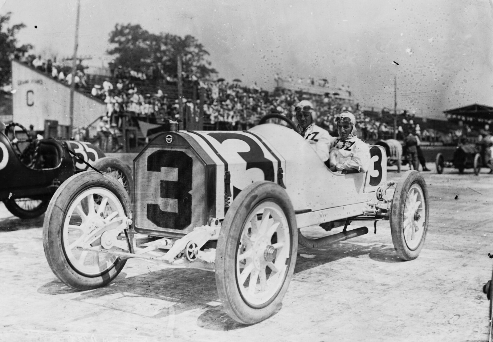 <b>INDIANAPOLIS:</b> Gil Andersen med sin mekaniker i en Stutz Bearcat-racer under Indianapolis 500 i 1913. FOTO: Topical Press/Hulton Archive/Getty Images.