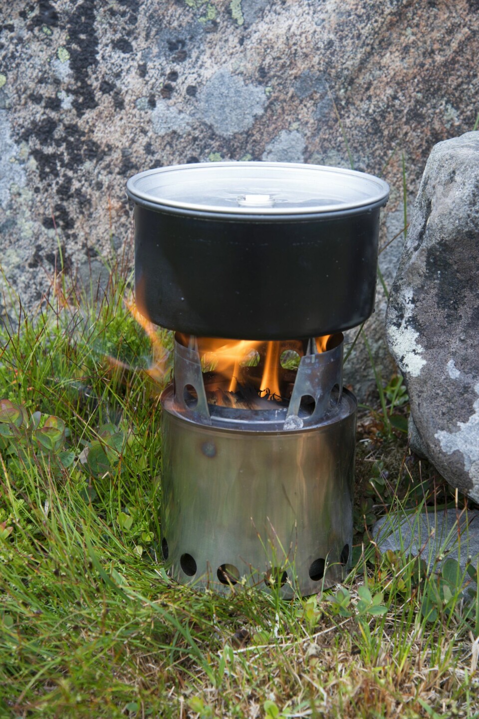 VEDSPARER: Små kokeapparater for vedfyring gir lavt vedforbruk og lite slitasje på terrenget.