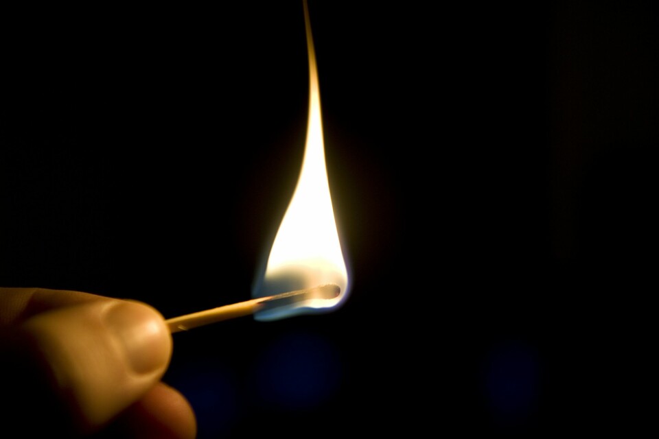 EN KJEMISK REAKSJONHastverk er lastverk; et godt bål krever at du gjør grundige forberedelser. Forbrenning er en kjemisk reaksjon mellom et stoff og oksygen. Reaksjonen avgir energi i form av varme. For å starte en forbrenningsreaksjon må tre forutsetninger være til stede:1 - Man må ha et brennbart stoff.2 - Det må være tilgang til oksygen.3 - Det brennbare stoffet må utsettes for en temperatur som er høyere enn stoffets tenntemperatur.Tenntemperaturen er forskjellig for ulike stoffer og påvirkes også av hvor finfordelt stoffet er.Treflis og spon antennes lettere enn store trestykker, mens enkelte stoffer har så lav tenntemperatur at de kan antennes ved romtemperatur.