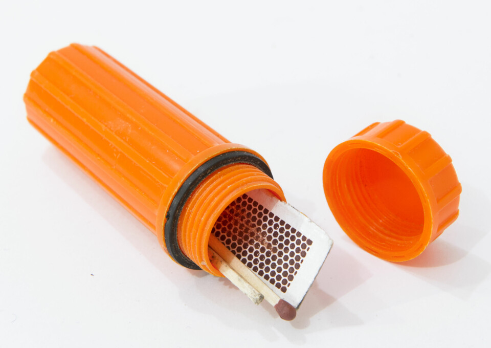 Ting tar tid; planlegging må til● Samle ved når det er tørt, ikke minst opptenningsved, så har du noe å starte med på regnværsdagen.● Velg bålplass med omhu, og sørg for god lufttilgang til flammen.● Vær tålmodig under vedsanking og oppbygging av bålet. Lag rikelig med opptenningsved, og ikke tenn på før du er klar.● Fasen etter at du har fått fyr på opptenningsveden, er viktig. Følg på med tørr og finkløyvd ved til flammen får vokst seg stor.● Pakk fyrstikker vanntett.● Et par tennbriketter eller en stump av et talglys er gode hjelpemidler på de verste dagene.● En skarp kniv er et uvurderlig hjelpemiddel. Sag og øks kan være praktisk i skogsterreng.