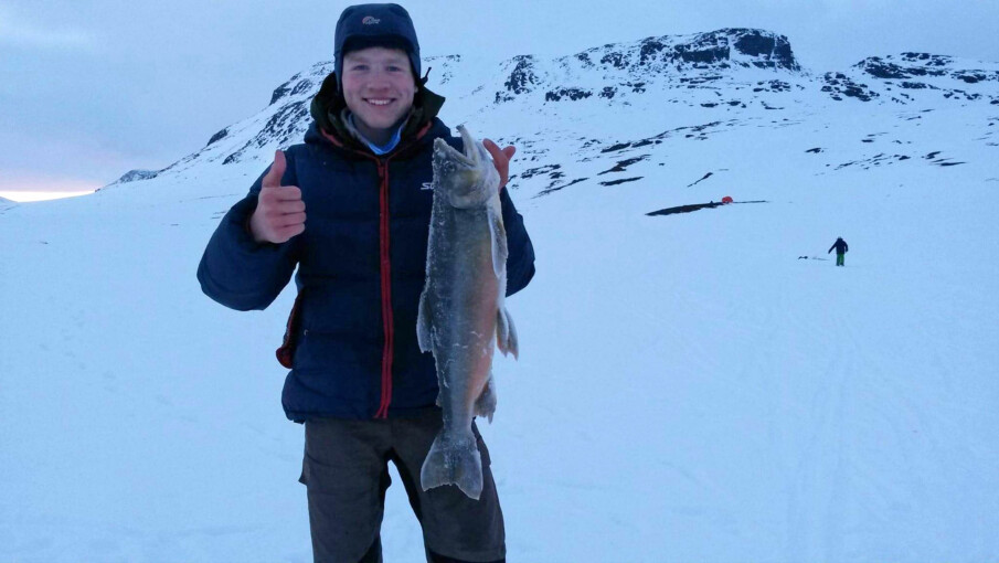 <b>INDRE TROMS:</b> Markus Holmer fra Bjerkvik ved Narvik med røya på 2,5 kilo fra Sandelvvannet i Dividalen. (Foto: Privat)