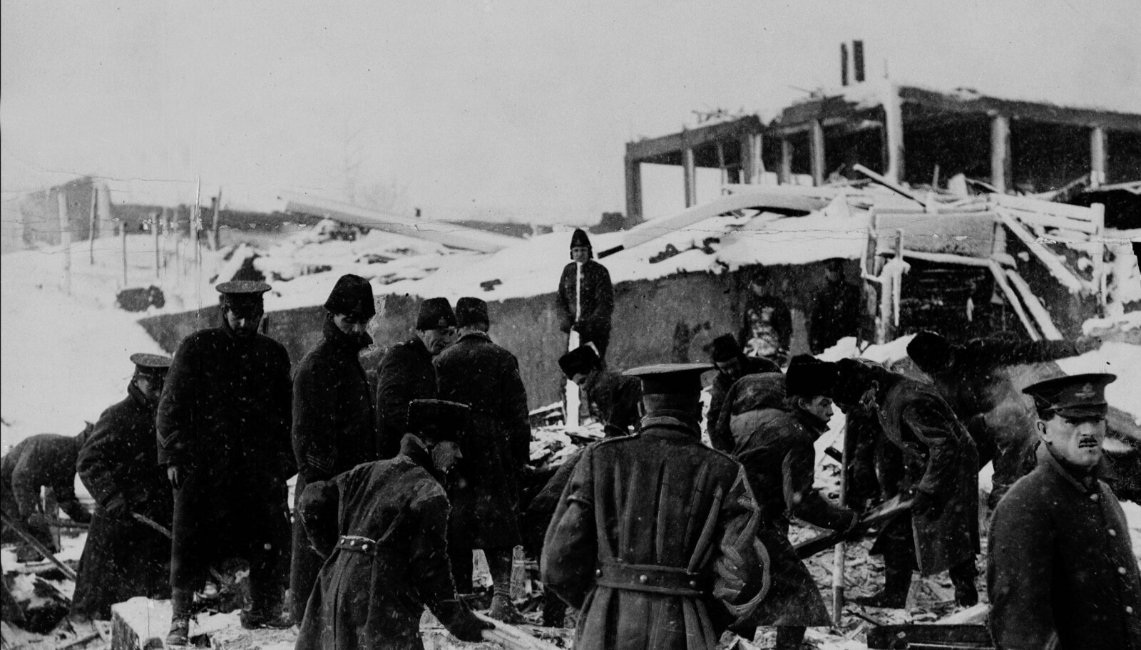 <b>SNØSTORM:</b> I timene etter eksplosjonen rammet en snøstorm Halifax. Nysnøen dekket ruinene og gjorde redningsarbeidet enda vanskeligere.