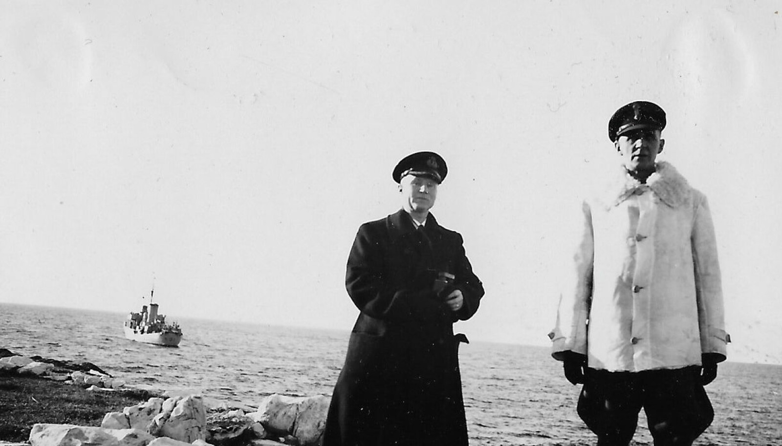 <b>FØRSTE SKUDD:</b> Major Hersleb Adler Enger (til høyre) var fortsjef på Rauøy 8. april 1940. Fortet løsnet krigens aller første skarpe skudd mot den tyske invasjonsstyrken.