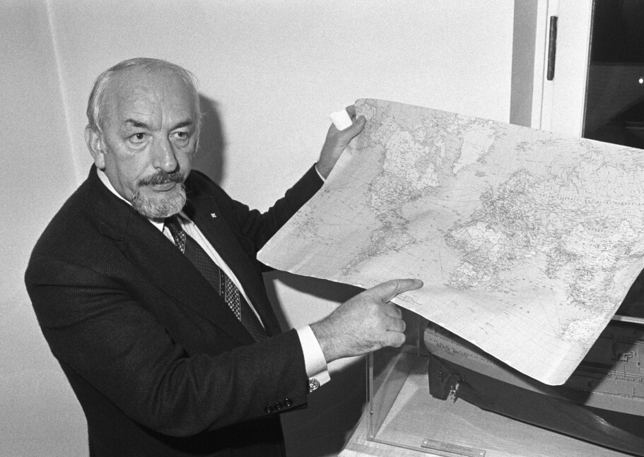 <b>LETEOMRÅDE:</b> Oslo 2. november 1979. Nå avdøde direktør Ingolf Stangeland i Sig. Bergesen d.y. pekte ut området på kartet hvor Berge Vanga trolig skulle befunnet seg denne fredagen.
