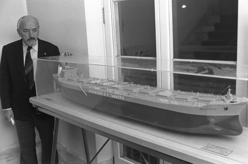<b>70 OMKOM:</b> Direktør Ingolf Stangeland i Sig. Bergesen d.y. med modellen av Berge Vanga, det andre av to søsterskip som forliste på fire år.