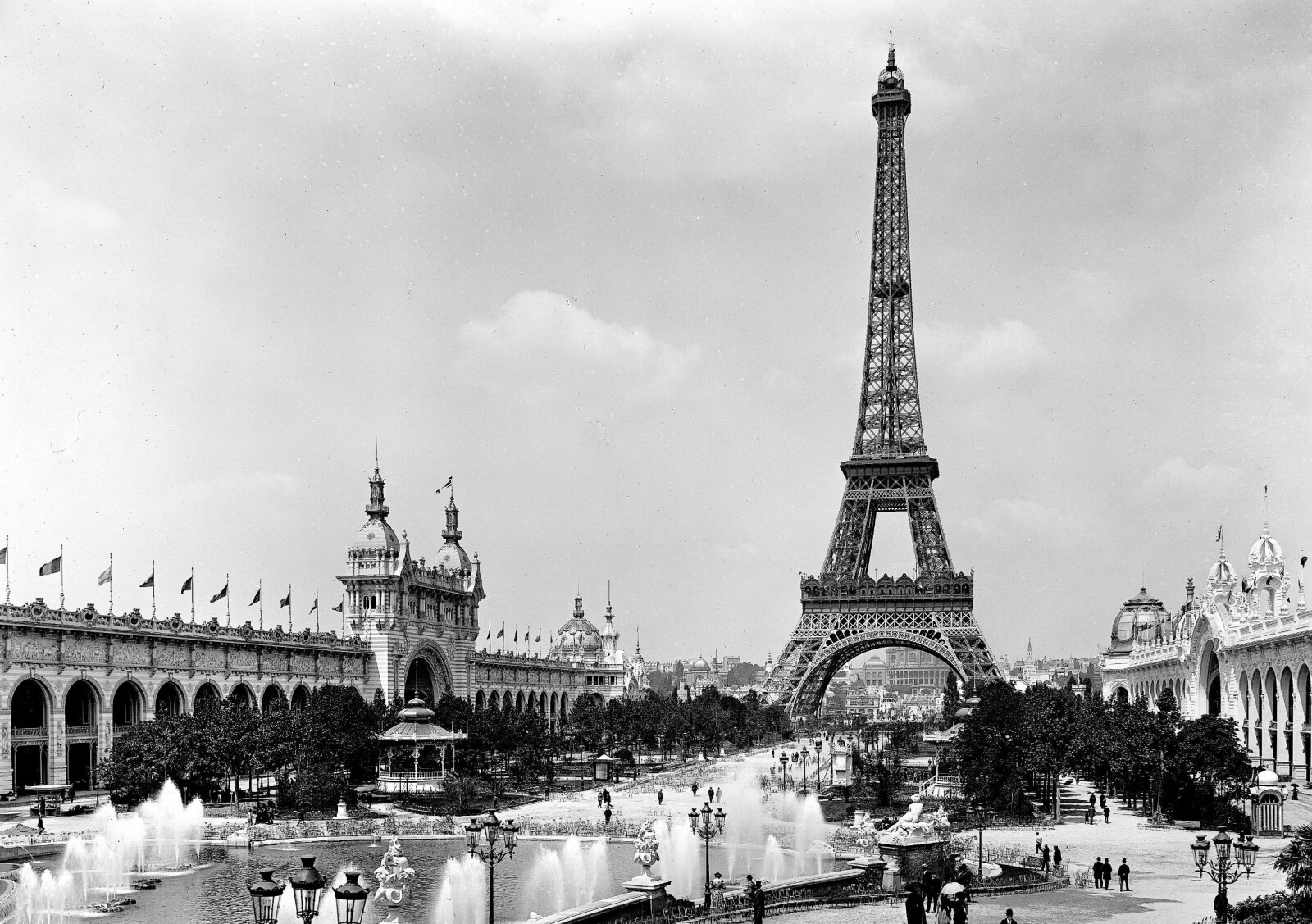 <b>TIL SALGS:</b> Gustave Eiffels tårn ble bygd <br/>til verdens­utstillingen i Paris i 1889. I 1925 klarte Victor Lustig å overbevise folk om at det skulle vekk. 