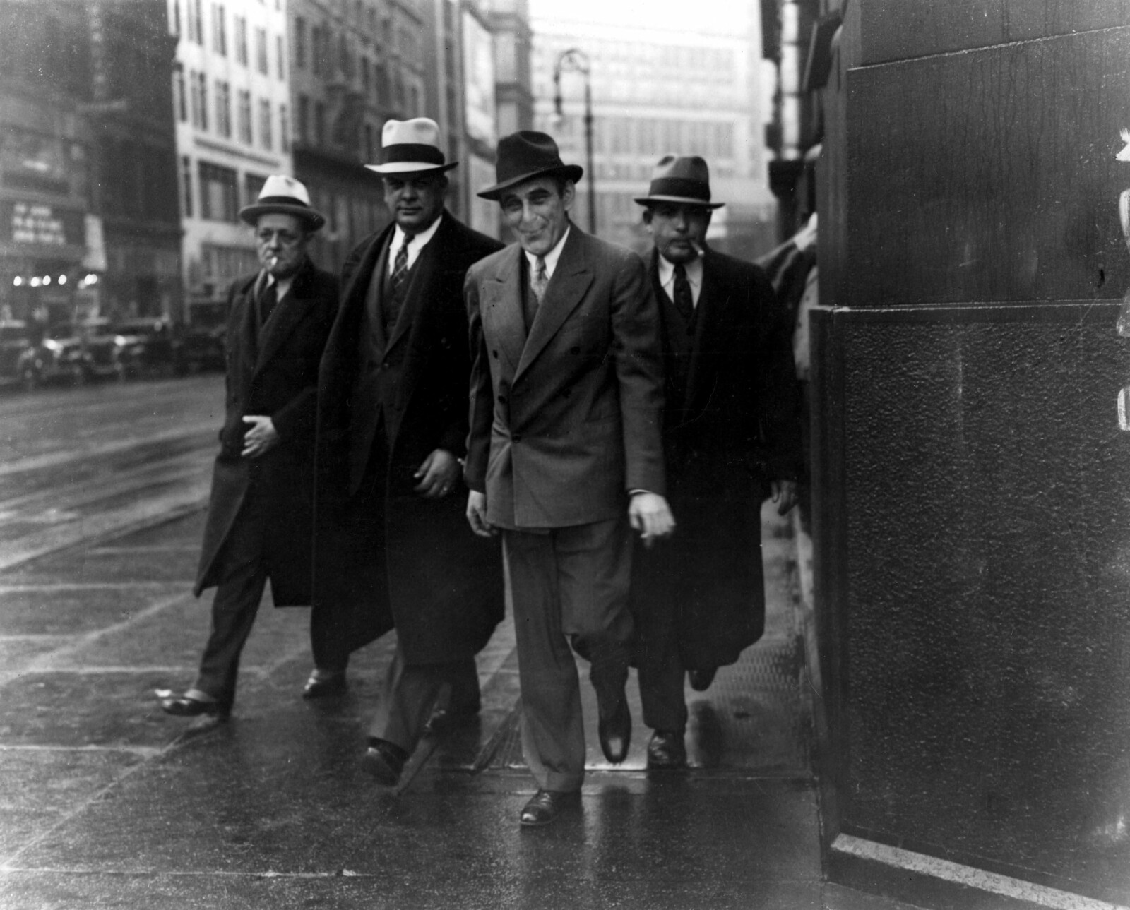 <b>HERRER MED HATT:</b> Victor Lustig med politifolk på slep, på vei til retten i New York i 1935. Da var de gode dagene over for den gåtefulle greven. 