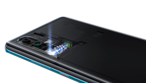 <b>PERISKOP:</b> Huawei har lagt linsene horisontalt for å få plass. Et prisme bruks for å fange lyset.