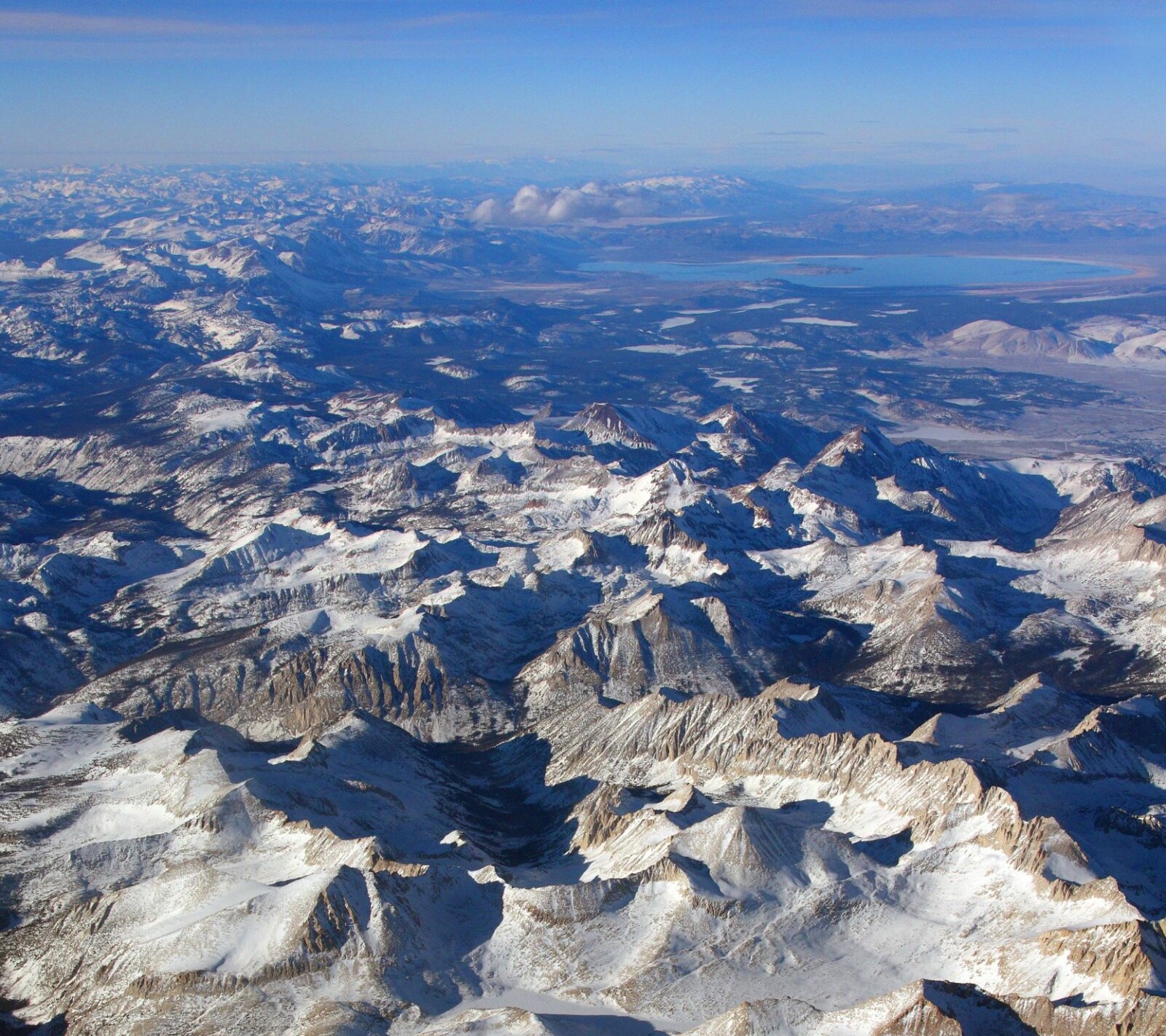 <b>MOUNTAIN WAVES:</b> Lumske vindforhold kan gjøre flyforholdene krevende og direkte livsfarlige over Sierra Nevada.
