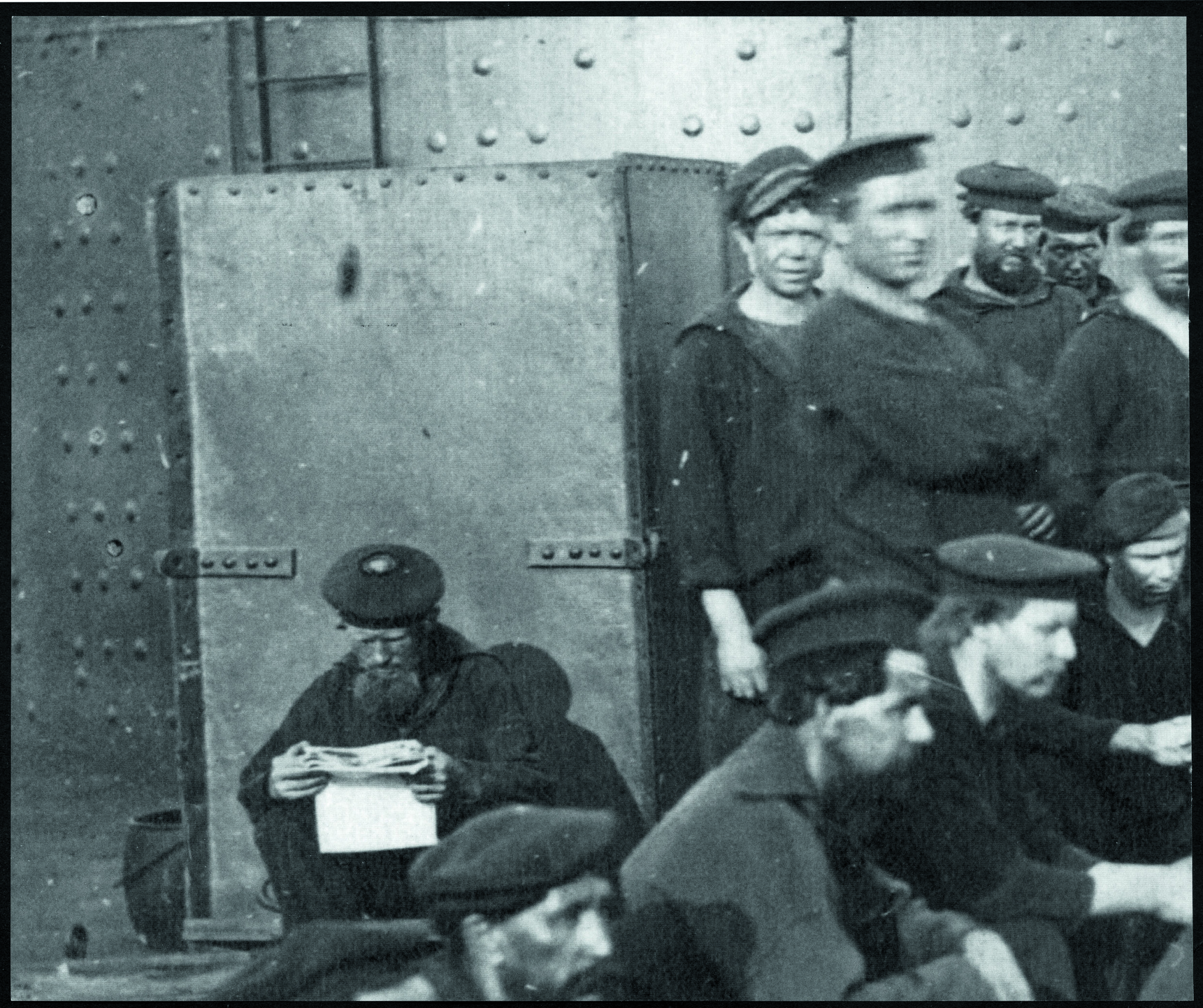 LESER AVISA: Styrmann Peter Williams sitter på huk og leser avisa ombord USS Monitor, slagskipet han senere skulle ta kontrollen over.