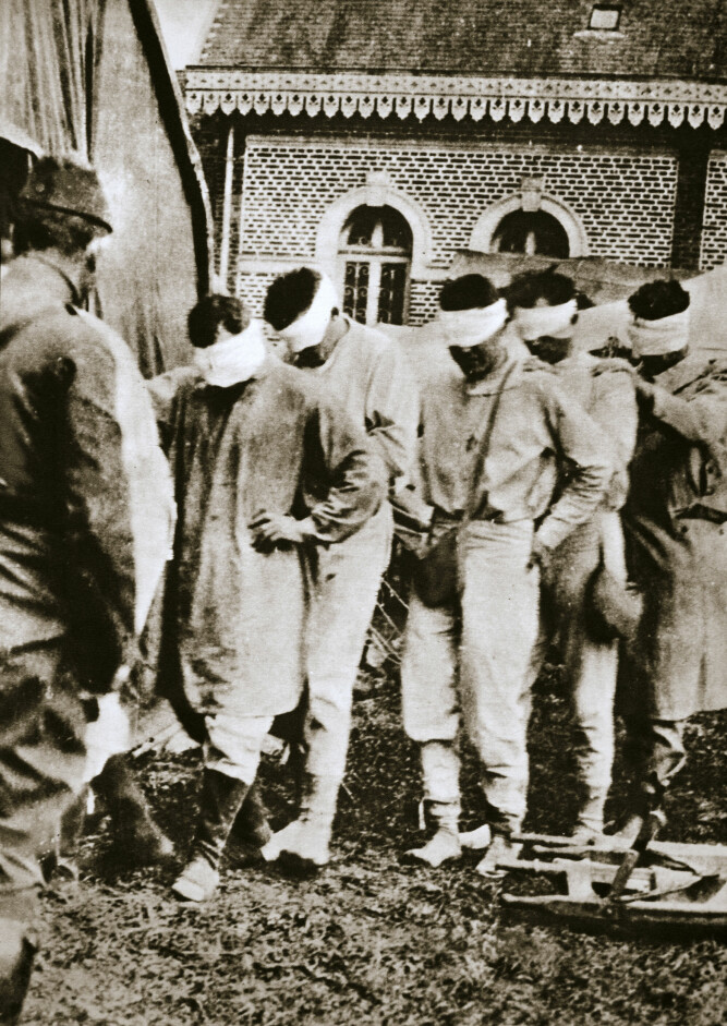 <b>BLINDE:</b> Disse soldatene har tatt oppstilling ved et fransk hospital etter å ha blitt midlertidig blindet under det andre slaget ved Ypres.