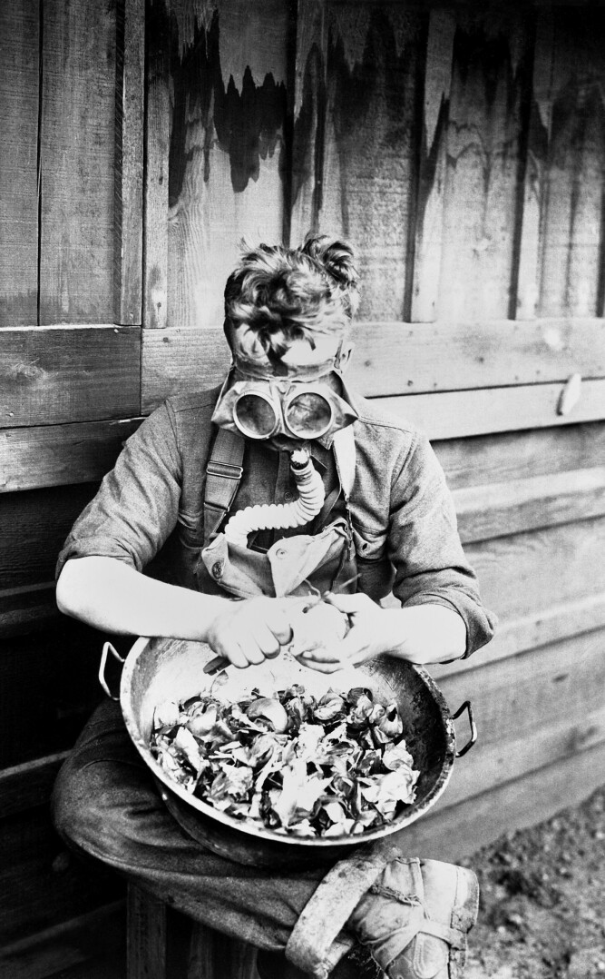 <b>TRENING:</b> Denne amerikanske soldaten som skreller løk, er iført gassmaske. Bildet, som ble tatt i mars 1918, er fra Camp Kearny ved San Diego i California.