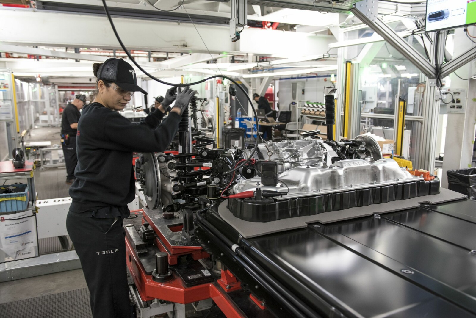 <b>MANUELT:</b> Også manuelt arbeid er en viktig del i produksjonen. Jaqueline dos Santos jobber med sammenstilling av batteri og chassis på en Model S. Hun er en av 10 000 ansatte på to skift.