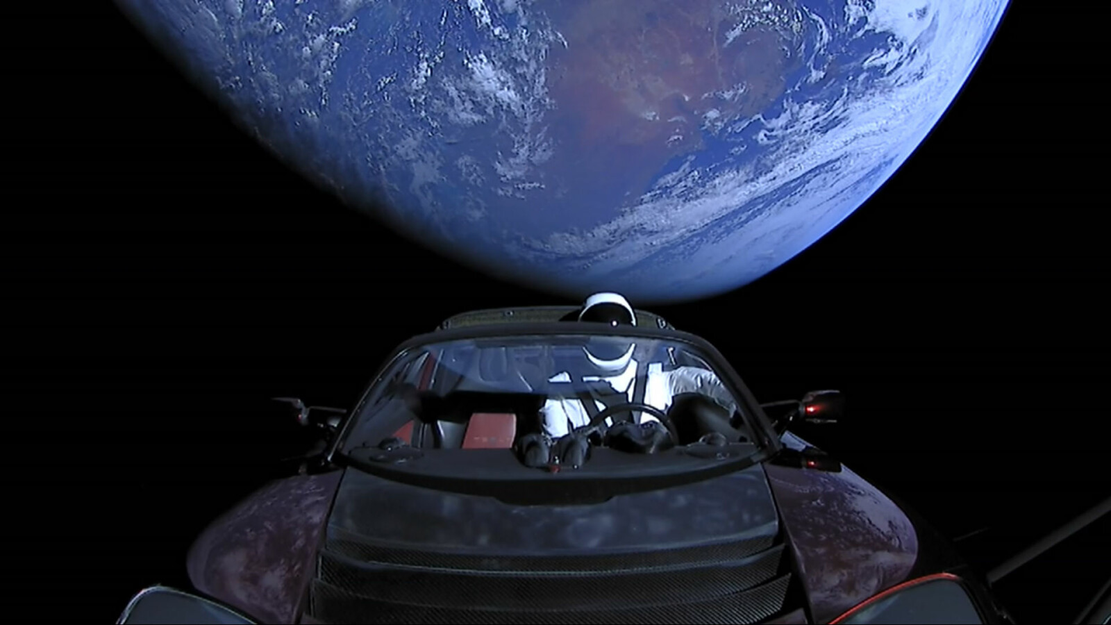 <b>STARMAN:</b> Elon Musks egen Tesla Roadster på vei vekk fra jorden på toppen av en rakett. I dag har bilen tilbakelagt over 700 millioner kilometer i verdensrommet.
