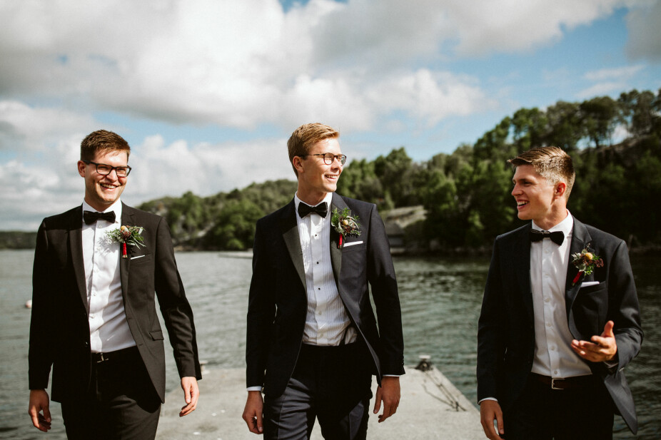 Brudgommen og forloverne gjorde forberedelsene i båthuset like ved der bruden, forlovere og brudepikene gjorde seg klare. Brudgommen og forloverne gjorde forberedelsene i båthuset like ved der bruden, forlovere og brudepikene gjorde seg klare.