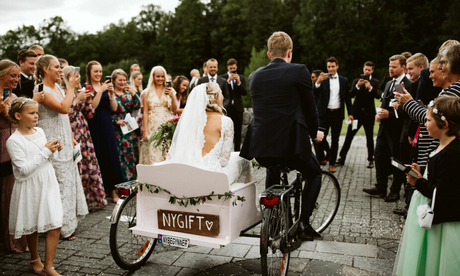 Camilla og Ole Martin syklet fra kirken i hjemmesnekret sykkel, lånt fra noen venner i bygda. Sykkelen ble pyntet med enkle grønne kvister fra hagen. Camilla og Ole Martin syklet fra kirken i hjemmesnekret sykkel, lånt fra noen venner i bygda. Sykkelen ble pyntet med enkle grønne kvister fra hagen.
