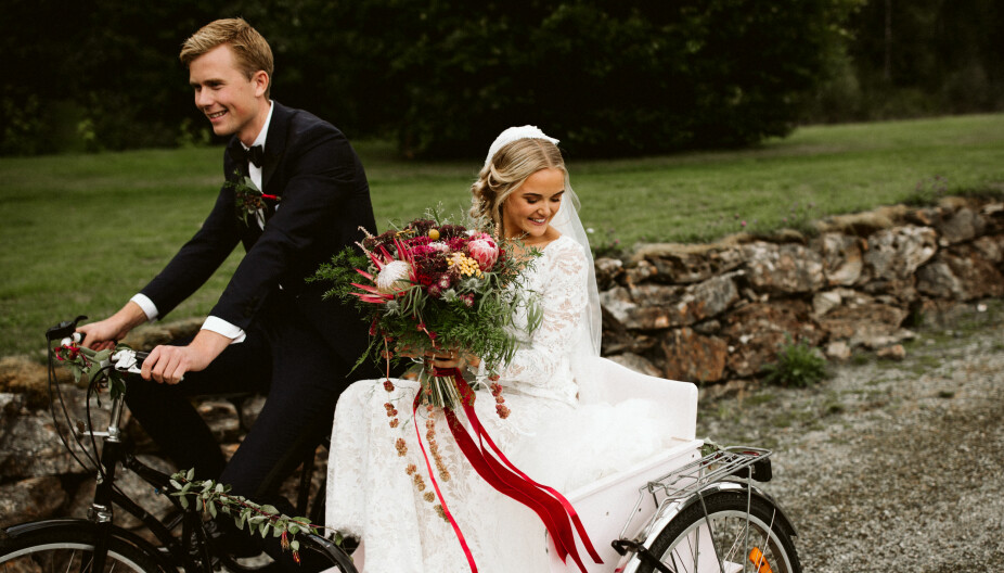 Camilla og Ole Martin syklet fra kirken i hjemmesnekret sykkel, lånt fra noen venner i bygda. Sykkelen ble pyntet med enkle grønne kvister fra hagen. Camilla og Ole Martin syklet fra kirken i hjemmesnekret sykkel, lånt fra noen venner i bygda. Sykkelen ble pyntet med enkle grønne kvister fra hagen.