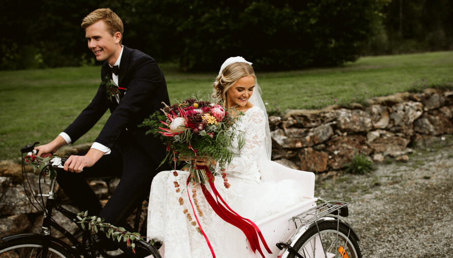 Camilla og Ole Martin syklet fra kirken i hjemmesnekret sykkel, lånt fra noen venner i bygda. Sykkelen ble pyntet med enkle grønne kvister fra hagen.