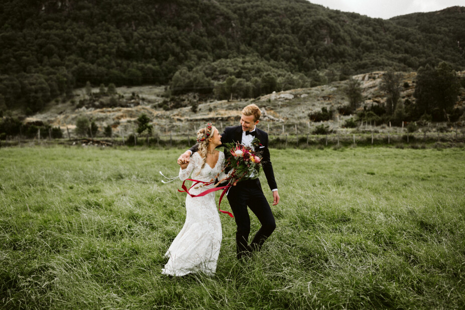 Vi var så fornøyd med fotografen vår, hun var så leken og sprudlende og fikk så mange, fine blinkskudd, forteller paret.