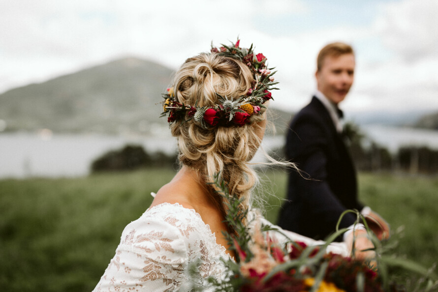 Bruden hadde fiskebensflette med krøller som ble satt inn i fletten. 
Etter vielsen byttet bruden til blomsterkrans for å være litt mer fleksibel. I blomsterkransen gikk blomstene 
fra buketten igjen.