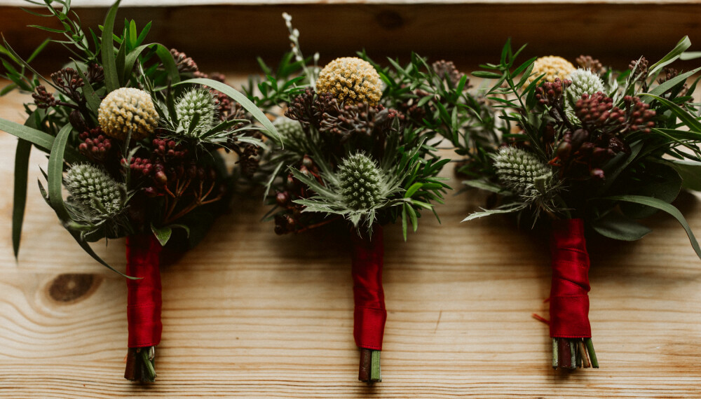 Knapphullsblomster til brudgom og forlovere fra Søstrene Lye.