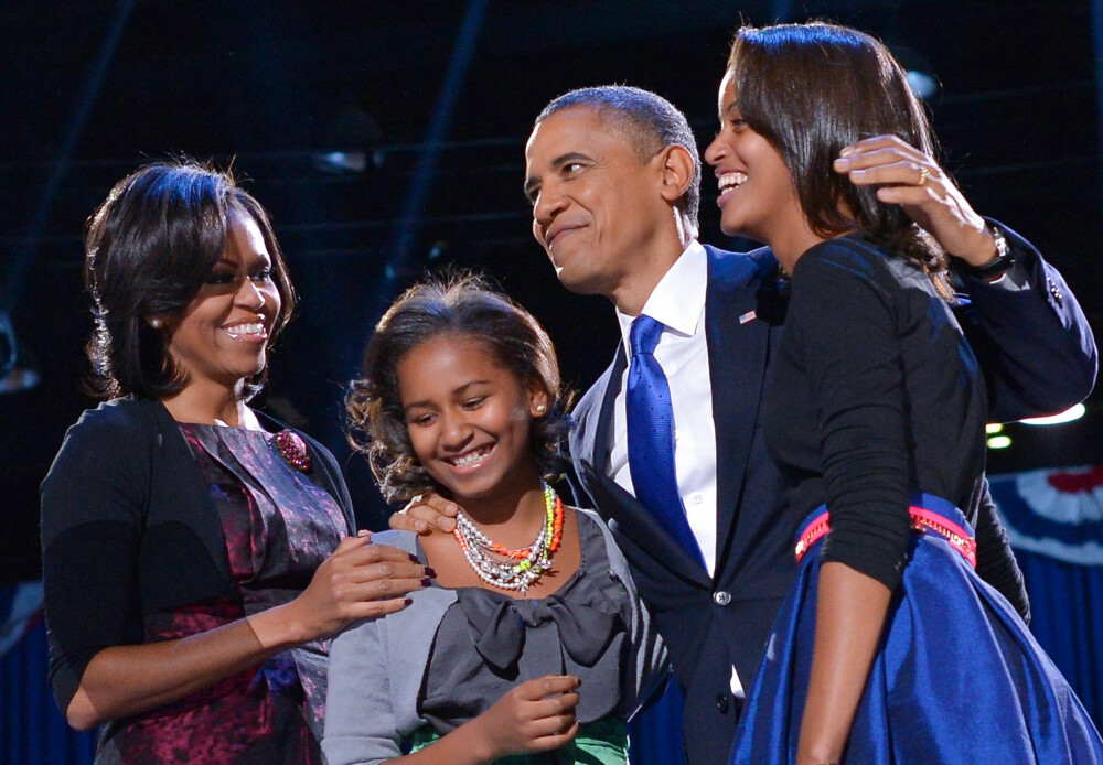 MED DØTRENE: Sasha og Malia var små da pappa ble president. Nå går yngstemann siste året på videregående, mens Malia studerer ved Harvard, samme sted som foreldrene gikk. Her er de avbildet 6. november 2012, den kvelden Obama vant valget før sin andre presidentperiode.