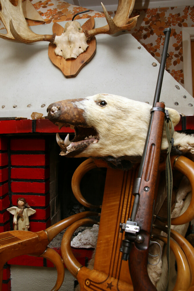 FOLDEREID: Magne Råum bodde i det gamle huset på Foldereid stort sett hele livet. Stolen er laget av moskushorn og bjørnefellen er av selvskutt isbjørn.