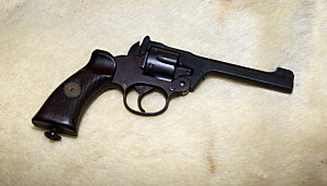 Under krigen fikk Magne denne Enfield .38 spesial- revolveren, som var en del av standardutrustningen til det britiske militæret. (Foto: Aleksander L. Bergan)