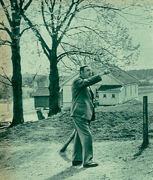 <b>ARTIKKELFORFATTEREN:</b> Tidligere oppdagelsessjef Reidar Sveen, på Turter gård. Her viser han veien morderen kom til gården.