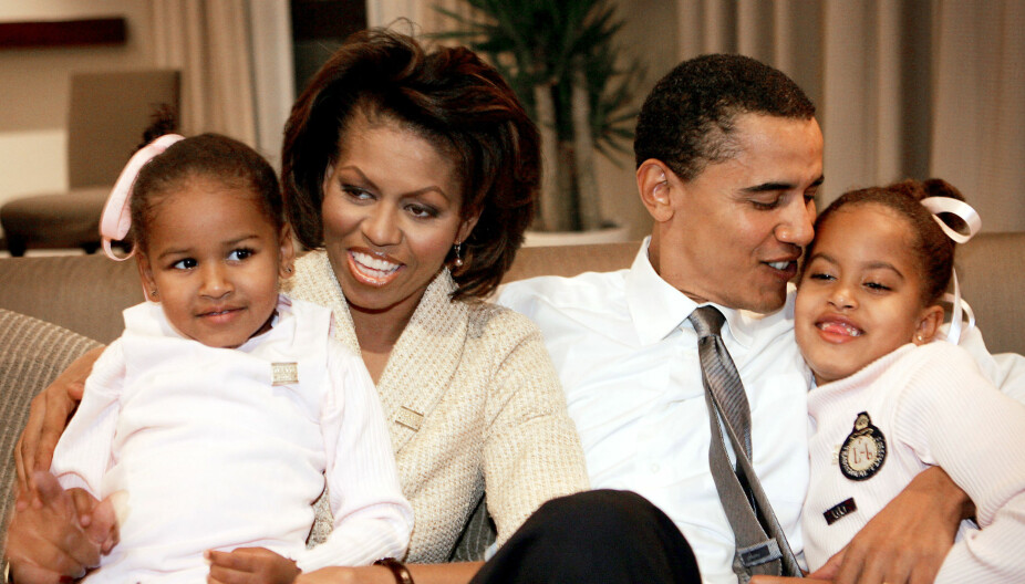 FØRSTEDAME: Bildet av Michelle Obama, Barack Obama og to av barna deres, er tatt for en del år siden. Nå er døtrene voksne.