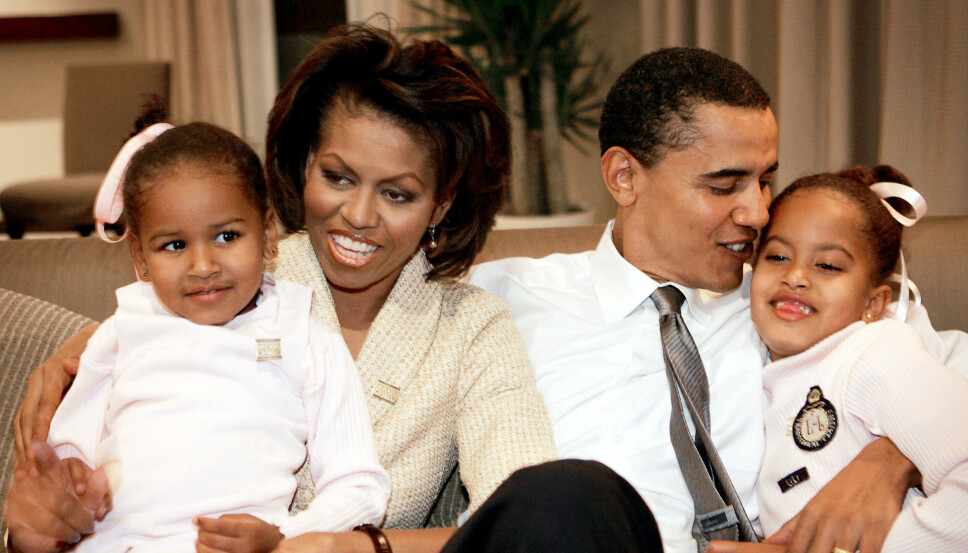 FAMILIE: Michelle og Barack Obama med døtrene Sasha (t.v.) og Malia i 2004.