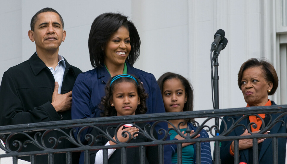 Barack Obama, Michelle Obama og døtrene Sasha og Malia sammen med Michelles mor, Marian Robinson under Det hvite hus' påskeeggrulling i 2009. Michelles mor ble med på flyttelasset da Barack ble valgt til president.