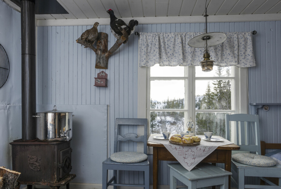 Egen sjarm. En lyseblå husmannsidyll preger innsiden av det gamle annekset, og det er et hyggelig sted å sitte med morgenkaffen.