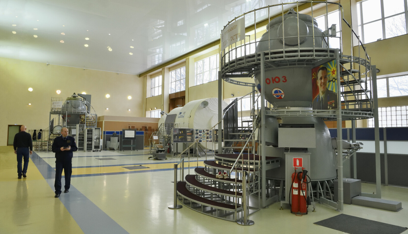 <b>UTSMYKKET:</b> I hallen der Sojus-simulatoren er satt opp, smykker portretter av Juri Gagarin installasjonene. Her må all verdens romfarere innom på sin vei ut i verdensrommet.