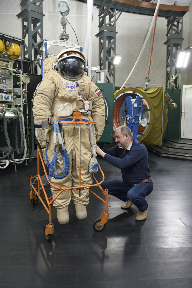 <b>FORBEREDELSER:</b> Treningslederen forbereder <br/>Orlan-romdrakten før en ny kosmonaut-treningsøkt.