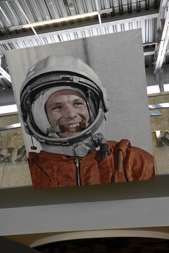 <b>HELLIG:</b> Garderobe-skap og kontor står som det gjorde da Juri Gagarin – russisk romfarts største helt – hadde tilhold i Stjernebyen. Og over alt er portrettet av Gagarin å se.