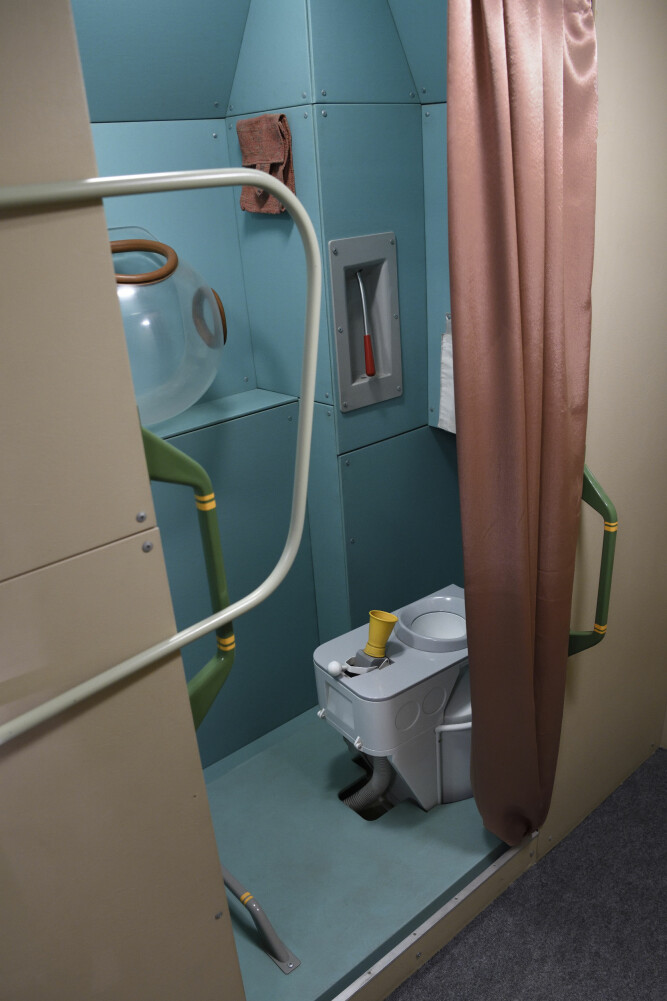 <b>ROM-DO:</b> Toalettet fra den første romstasjonen MIR er foregangs-modell for toalettet på den russiske delen av ISS-rom-<br/>stasjonen.