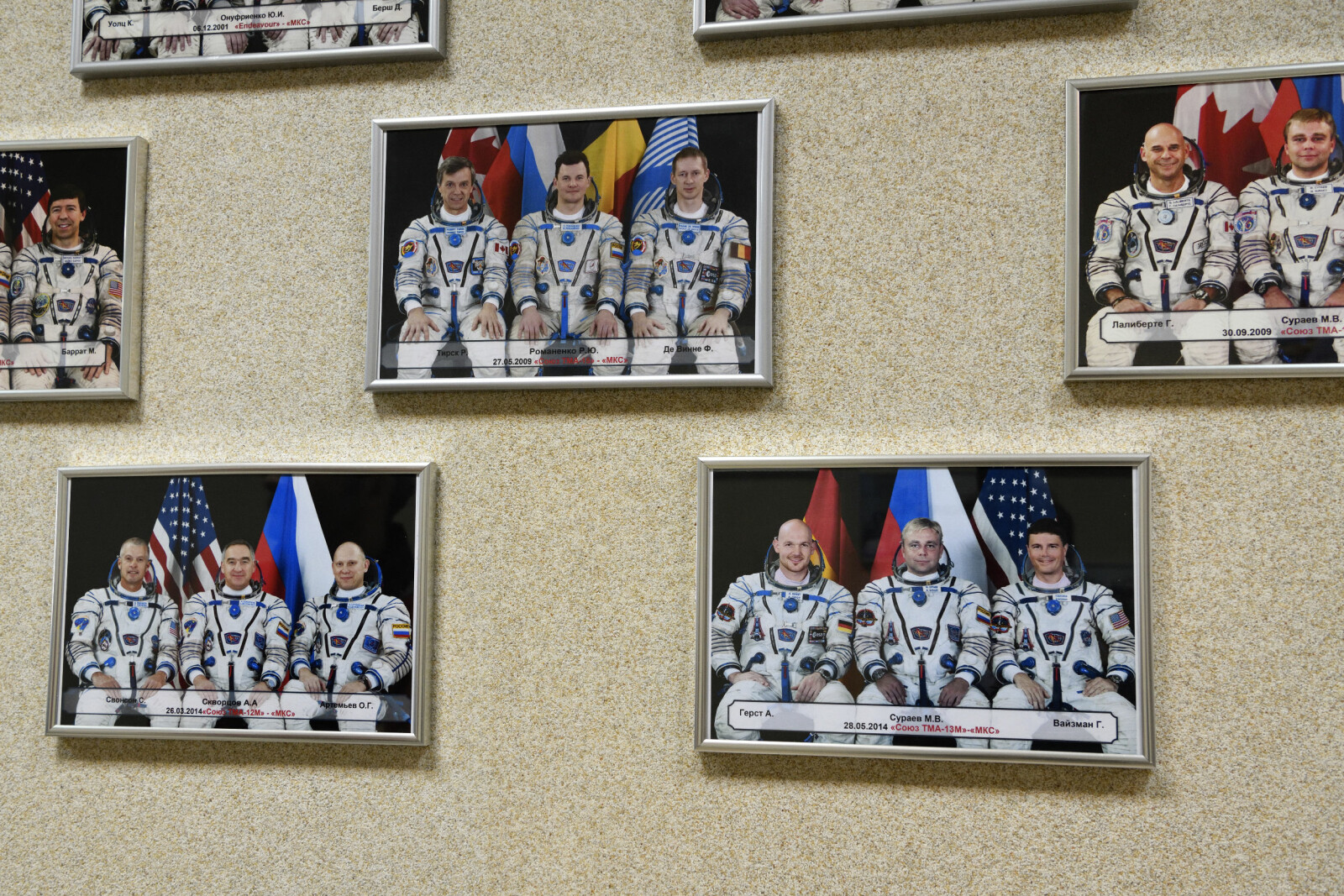 <b>SKRYTEVEGG:</b> 300 romfarere har gått igjennom sin grunntrening og forberedelser i Stjernebyen, herunder 121 russiske kosmonauter. Alle pryder veggen.