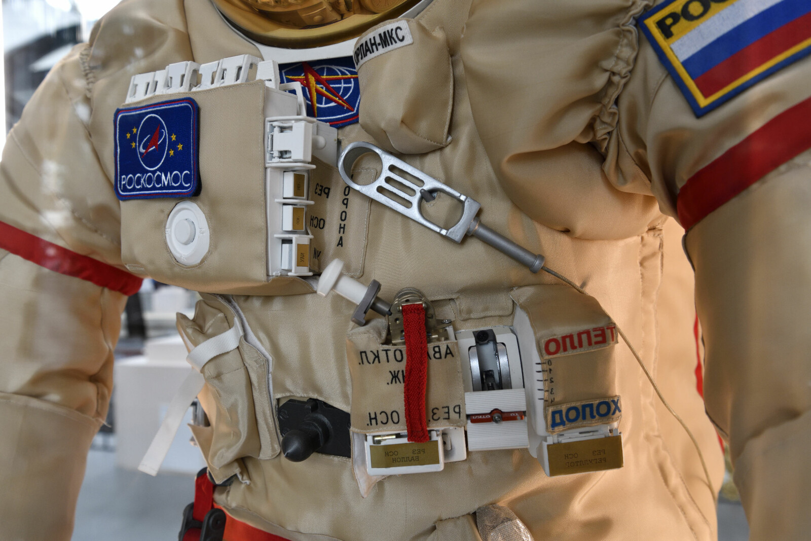 <b>MINI-ROMSKIP:</b> Orlan-romdressen har egen maskin og kan være et lite romskip i seg selv, styrt av astronauten inni.