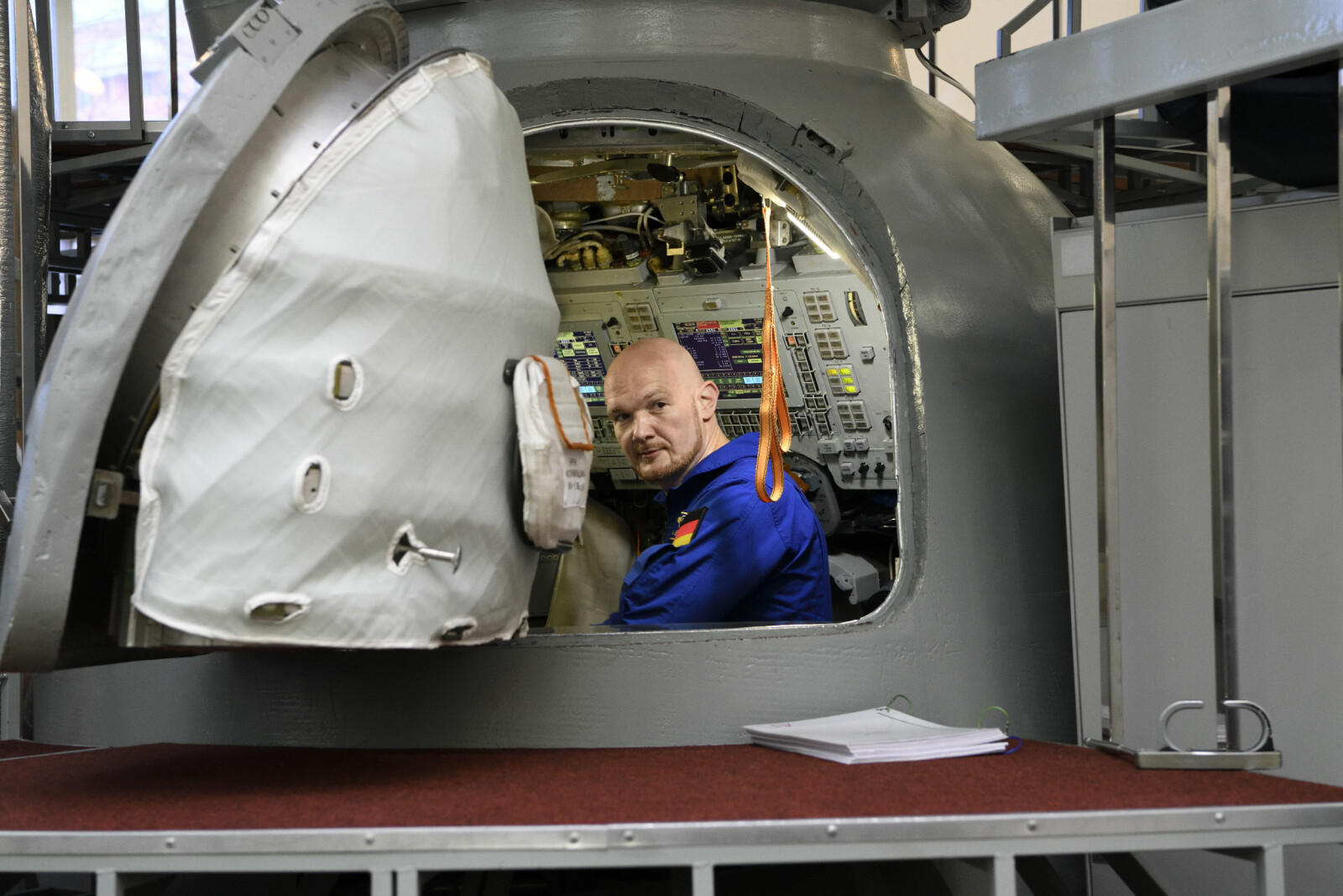 <b>SIMULATOR:</b> Tyskeren Alexander Gerst i simulatoren han må kunne fly for å komme opp og ned til ISS-rom-stasjonen.