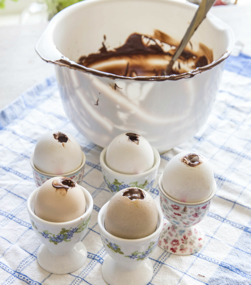 KJØP NOK SJOKOLADE: Sjokoladen har vi knekt oppi en bolle, og smeltet den forsiktig over en kjele med varmt vann. Vær forberedt på at det går med en del sjokolade til dette lille prosjektet