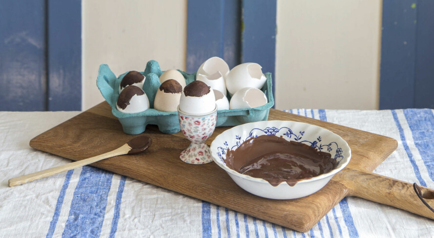 PÅSKEKOS: Sjokoladeeggene kan kanskje være en koselig markering av påskestart, eller ekstra kos på påskeaften. Disse er enkle å gjøre ferdig på forhånd, og holder seg lenge i kjøleskapet.
