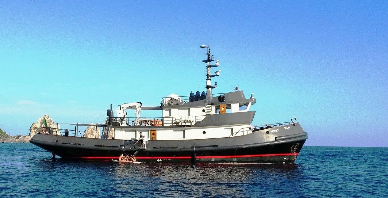 <b>KLAR FOR ET SLEP:</b> Etter 42 år som slepebåt i Napoli ble Vervece bygget om fra topplanterne til propell og har siden 2006 tatt livet med ro som en høyst særegen yacht. 32,6 millioner, takk. 