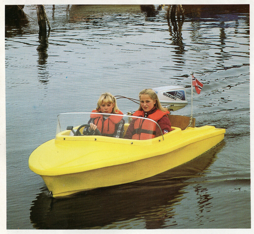 <b>PIONER JUNIOR:</b> En ordentlig båt for barna, med vindskjerm og rattstyring. Vi ønsker oss 80-tallet i retur. 